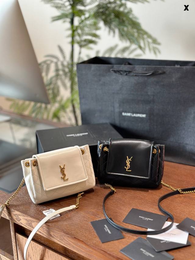 Ysl链条包 一发售就火爆全网的的回归款mini Nolita金属字母标志搭配金色链条和皮革背带，可单肩、斜挎、腋下背法随意切换复古的翻盖信封包盖搭配菱格绗缝设