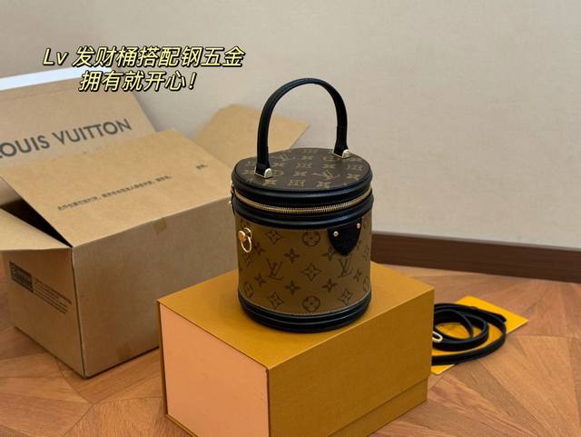 折叠盒飞机盒 Size：13.15Cm Lvcannes 水桶包配内胆 发财桶！发财桶！ 越用越香！！！ 百搭实用 黑色真皮 原版帆布涂层配牛皮材质