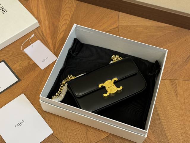 配盒 Celin.Triomphe 赛琳最新款凯旋门腋下包 长方形的轮廓复古感满满~ 随便穿什么搭配这个包都是高级风 尺寸:20.10Cm 配盒 Celin.Triomphe 赛琳最新款凯旋门腋下包 长方形的轮廓复古感满满~ 随便穿什么搭配这个包都是高级风 尺寸:20.10Cm