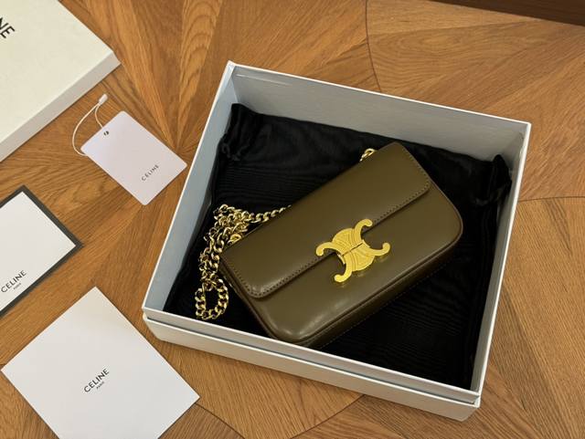 配盒 Celin.Triomphe 赛琳最新款凯旋门腋下包 长方形的轮廓复古感满满～ 随便穿什么搭配这个包都是高级风 尺寸：20.10Cm