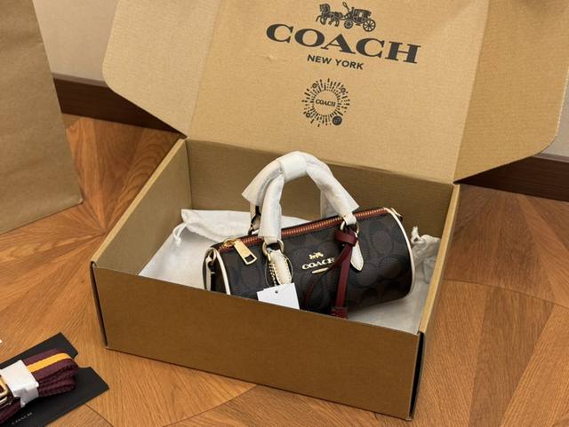 飞机盒包装 Size：20*10Cm 蔻驰 Lacey笔筒包 一上线我就被吸引了 小包当道的时尚圈， 更不能错过的几何包型 搜索 Coach 枕头包