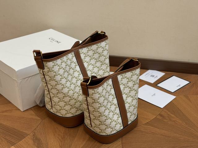 配盒 Size:25*27Cm 大 18*22Cm 小 Celine 水桶包赛琳配牛皮 一直很喜欢老花的包 经久耐看 复古印花图案 有着高颜值的复古文艺气息 配盒 Size:25*27Cm 大 18*22Cm 小 Celine 水桶包赛琳配牛皮 一直很喜欢老花的包 经久耐看 复古印花图案 有着高颜值的复古文艺气息