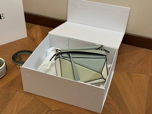 配盒 双肩带 尺寸：24*15Cm 大 18*10Cm 迷你 罗意威 几何包puzzle 真心是不能错过的， 牛皮品质！ 完全hold住！ 罗意威 一根完美的肩