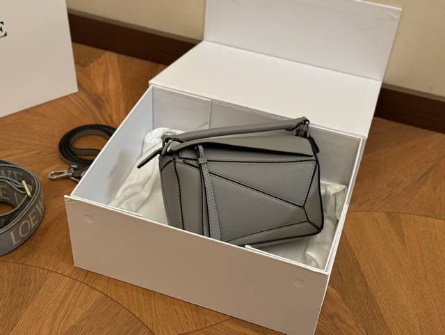 配盒 双肩带 尺寸：24*15Cm 大 18*10Cm 迷你 罗意威 几何包puzzle 真心是不能错过的， 牛皮品质！ 完全hold住！ 罗意威 一根完美的肩