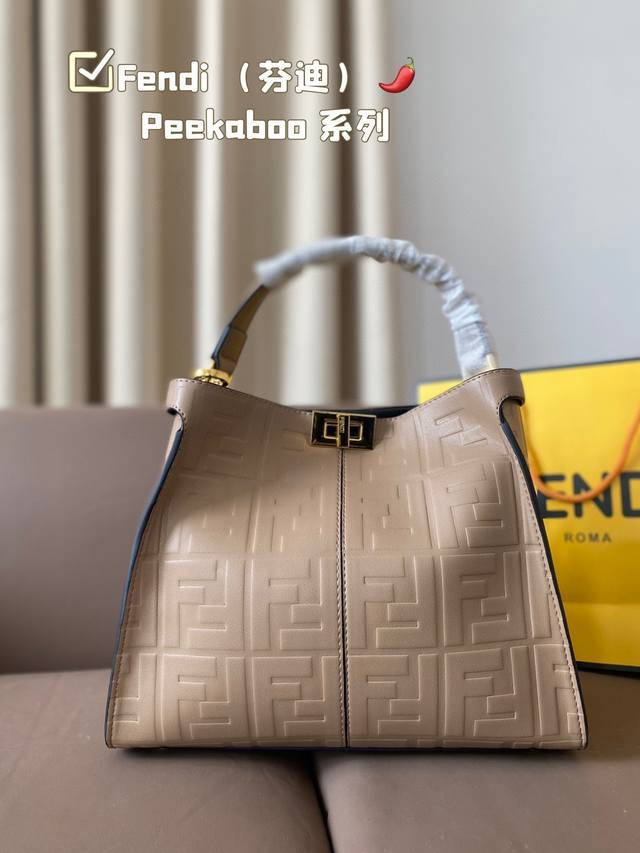 Fendi 芬迪 88 周年之年 Fendi手袋 质感光滑 明线剪裁修饰 Peekaboo转锁开合 硬隔板并设有一个拉链口袋 单手柄 镀钯饰面金属配饰 镌刻fe