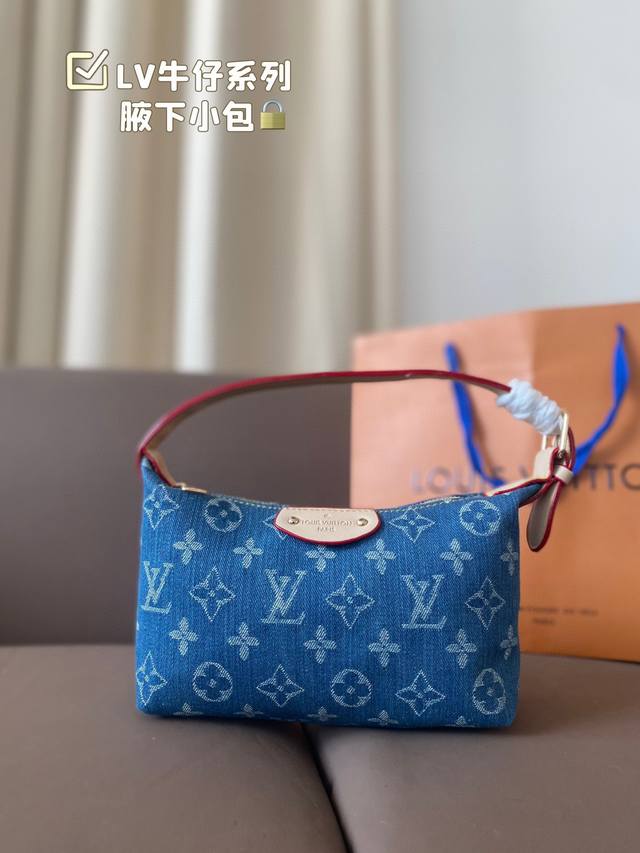 Lv Sunset牛仔腋下小包 配延长带 可单肩可斜挎 真的好随性,布料柔软随意,更好搭。 颜色也没有那么刻意,非常自然的水洗牛仔,真的是一眼爱上。 别看小小的 Lv Sunset牛仔腋下小包 配延长带 可单肩可斜挎 真的好随性,布料柔软随意,更好搭。 颜色也没有那么刻意,非常自然的水洗牛仔,真的是一眼爱上。 别看小小的