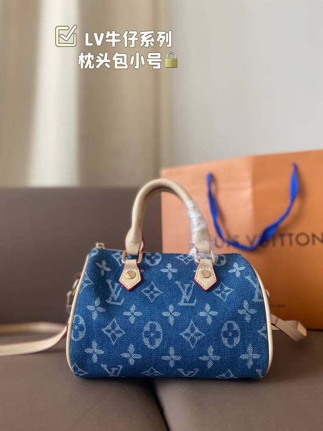 小号 Lv牛仔枕头包 春夏秀款系列,这次lv的款太可了,男女都可以背的款 ,酷酷帅帅可可爱爱~尺寸:21*14 小号 Lv牛仔枕头包 春夏秀款系列,这次lv的款太可了,男女都可以背的款 ,酷酷帅帅可可爱爱~尺寸:21*14