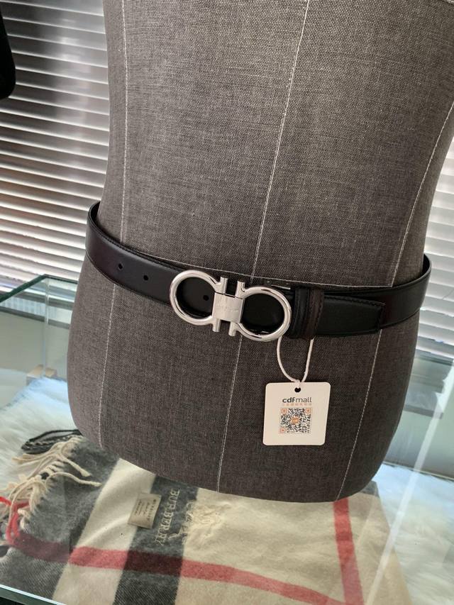 Ferragamo 菲拉格慕 扣头质感厚实 非市场普通货、双面头层皮摸起来手感就很好、皮带扣头灵活拆卸、可随意裁剪，送礼无需担心码数问题、双面两用、对应商务休闲