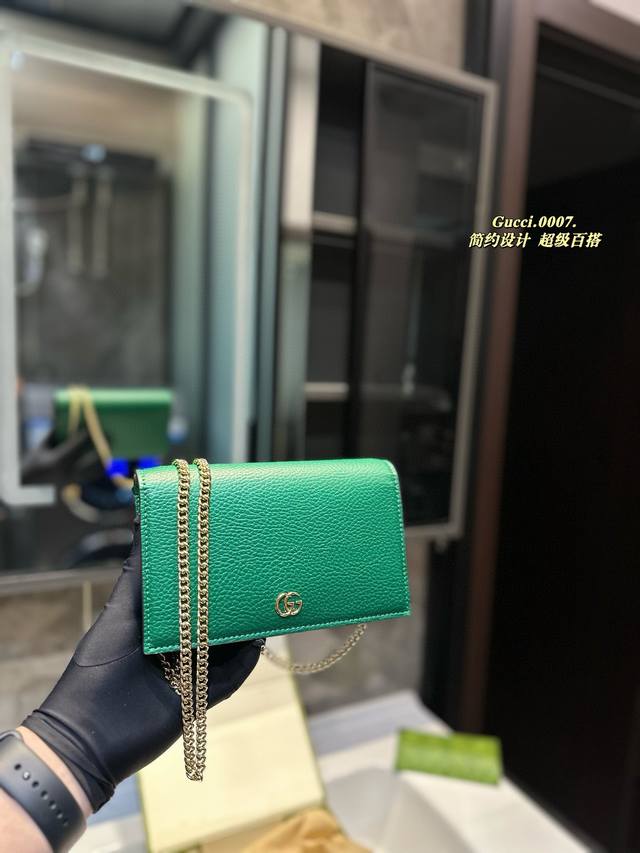 礼盒包装 Gucci酒神woc 我在酒神mini和woc之间超级矛盾,最后决定买个稍微大一点的!! 回来第一眼看到觉得没有选错,炒鸡棒呀 容量大,颜值高,关键是 礼盒包装 Gucci酒神woc 我在酒神mini和woc之间超级矛盾,最后决定买个稍微大一点的!! 回来第一眼看到觉得没有选错,炒鸡棒呀 容量大,颜值高,关键是