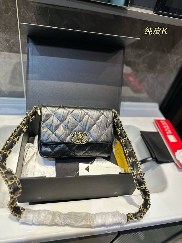 香奈儿chanel 23K豆腐包 做旧质感好好看,手感也是软软糯糯~ 经典黑金搭配皮穿链宽肩带 复古时髦感拉到最满的同时容量也惊人尺寸20.13 香奈儿chanel 23K豆腐包 做旧质感好好看,手感也是软软糯糯~ 经典黑金搭配皮穿链宽肩带 复古时髦感拉到最满的同时容量也惊人尺寸20.13