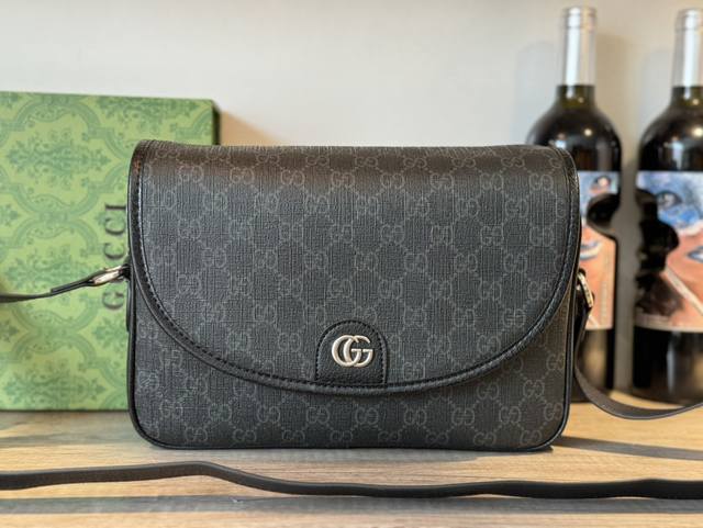 官网同步潮牌系列背包原版开模定制五金、原版ykk拉链、简约时尚、环保pvc料配超纤 货号：724706 尺寸：20Cm27Cm7Cm