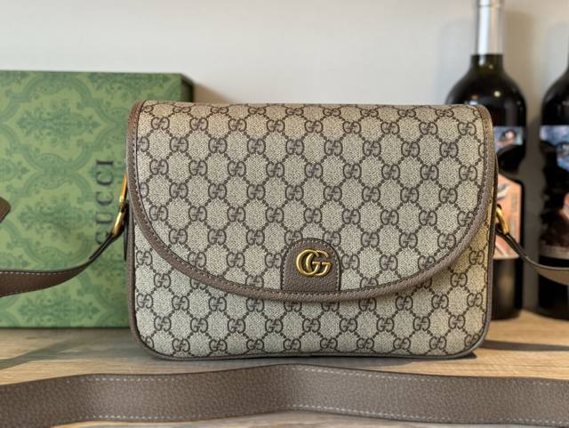 官网同步潮牌系列背包原版开模定制五金、原版ykk拉链、简约时尚、环保pvc料配超纤 货号：724706 尺寸：20Cm27Cm7Cm