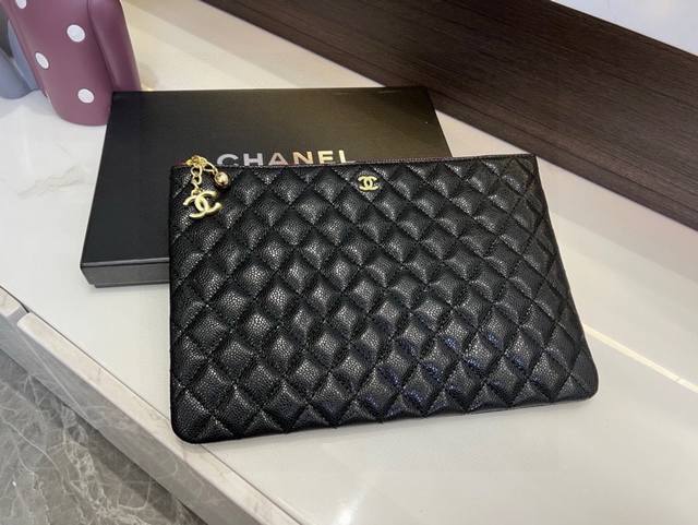 礼盒 6952球纹牛皮，Chanel香奈儿经典爆款ip鱼子酱和小羊皮系列皮套手包 简单大方....也可以单化妆包用 购入正品打版，专柜同步 尺寸30X20Cm