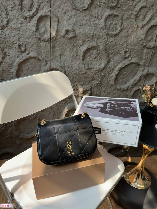 免税店全套包装 尺寸19.15Cm 圣罗兰ysl Jamie 腋下包 作为 2023年冬季系列的延续,Jame 呈现全新设计,采用大翻盖和双链肩带设计,以及放大 免税店全套包装 尺寸19.15Cm 圣罗兰ysl Jamie 腋下包 作为 2023年冬季系列的延续,Jame 呈现全新设计,采用大翻盖和双链肩带设计,以及放大