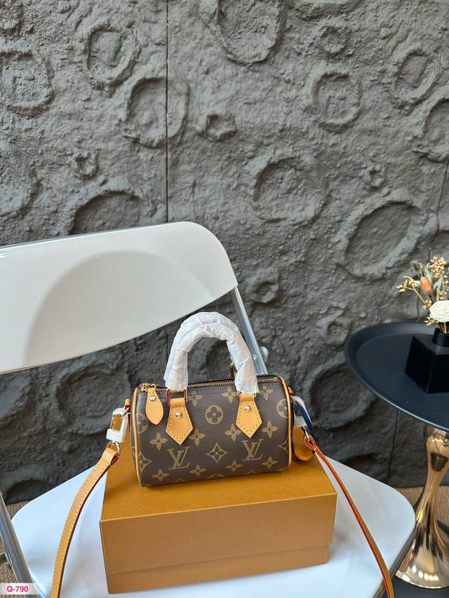 配折叠盒 Lv Nano Speedy迷你mini枕头包，简直萌化人心！ 它绝对是许多人心中lv小包的首选，因为它实在可爱到不行！ 每次出门散步，需要带上钥匙、