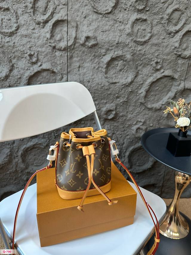 配折叠盒 Lv Mini小水桶包!不得不买的好货!老花nano 系列最夯超迷你水桶包!这只几乎身边朋友人手一只,太q! 尺寸13.16Cm 配折叠盒 Lv Mini小水桶包!不得不买的好货!老花nano 系列最夯超迷你水桶包!这只几乎身边朋友人手一只,太q! 尺寸13.16Cm