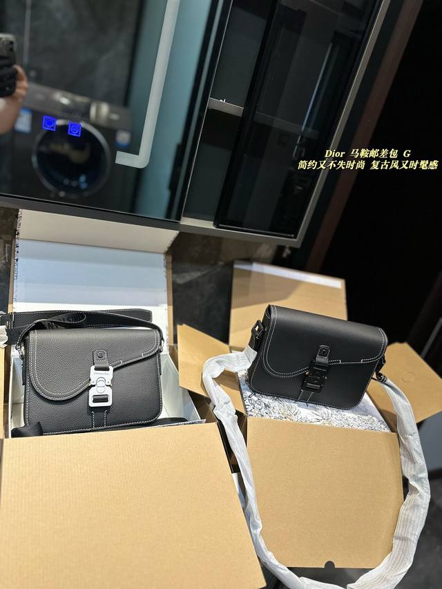 纯皮 礼盒包装 D家 新款马鞍邮差 真的太好看了！ 自重很轻！超级好看！ 男女均！ 搜索dior 迪奥 尺寸：23*6*18Cm