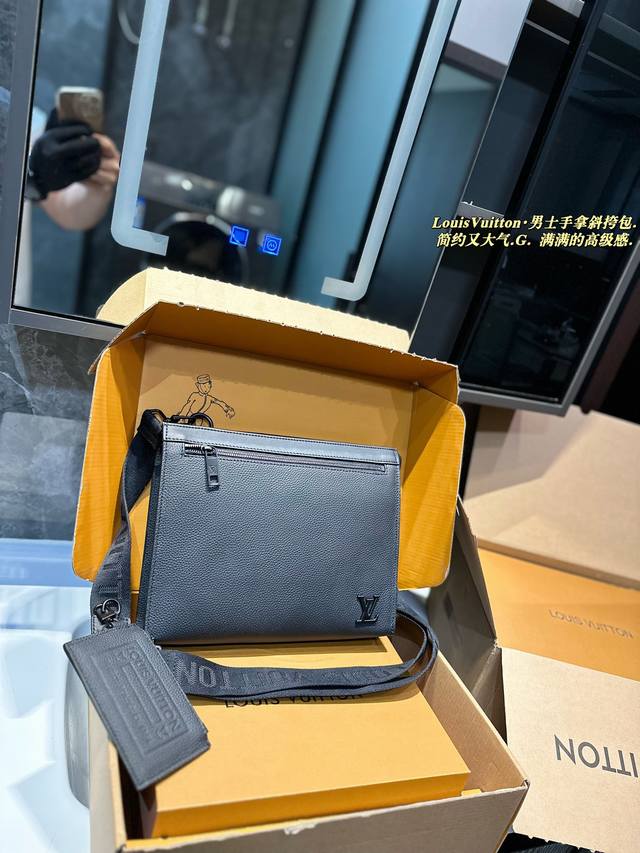 纯皮 礼盒包装 Lv.手包斜挎包.其实包包本身是个洗漱袋被拿来用做手包 一般的手包都是扁扁的 但是这款手包底部是宽的 虽说是个手包 但能放很多东西进去 而且不变