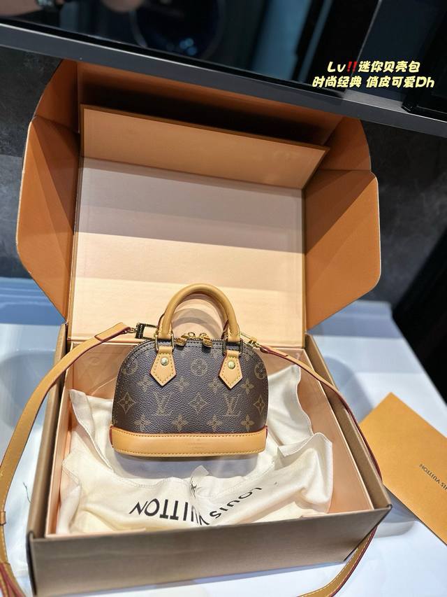 礼盒包装 Lv Lv Alma Bb Mini贝壳包 原版高品质 包包这款retiro 手袋以标志性的老花面料制成 经典永恒。优雅低调的外形设计和宽敞的包身更加