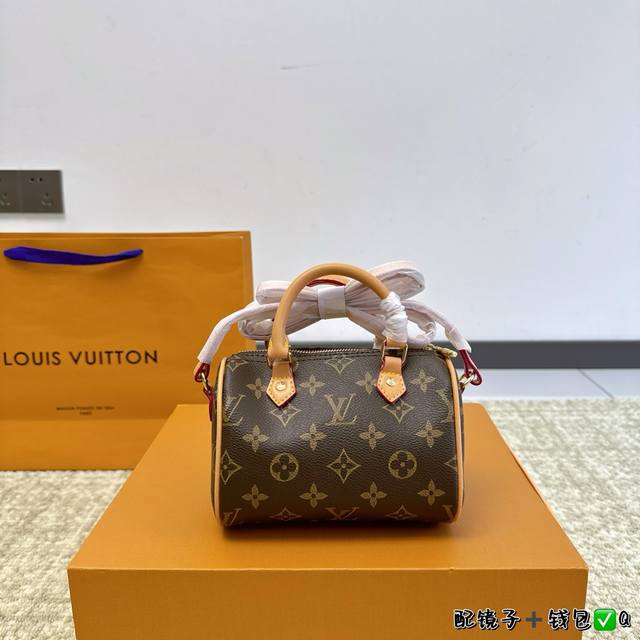 无盒 配镜子钱包 跑量价lv Nano枕头包！不得不买的好货！这只几乎身边朋友人手一只，太赞！ 台湾进口面料 做工极精致，各种高大上细节真心要捶地推！ 抓紧！