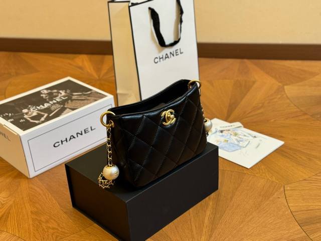 配折叠盒 Size:20*14Cm 香奈儿 珍珠hobo 新品24S系列 真的很绝 这款火出圈的天猫精灵 真的很好看 俗称水桶包 很有设计感 配折叠盒 Size:20*14Cm 香奈儿 珍珠hobo 新品24S系列 真的很绝 这款火出圈的天猫精灵 真的很好看 俗称水桶包 很有设计感