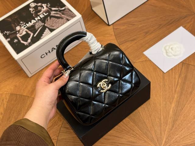 配折叠盒飞机盒 Size：20*14Cm 香奈儿 24C上新最好看的一款 新款手柄cf方胖子 太美了方胖子 香槟扣 手柄这款是油蜡皮可爱又精致软软糯糯