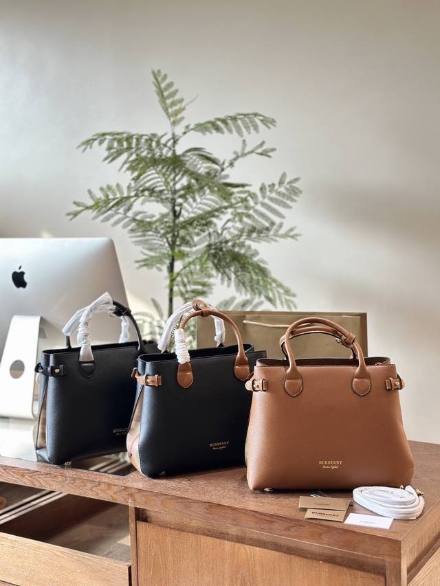 Burberry手提大包 B家标志性 The Banner班纳手袋 ，臻 选英伦精纺的 经典house格纹棉质裁片，搭配奢华粒纹小牛皮。34 X 16 X 25