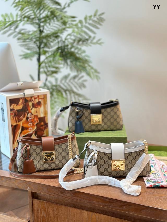 Cucci小号肩背包 Padlock系列小号肩背包 G家这款小号肩背包以品牌手工行李箱工作室起源为灵 感来源,采用黑色和乌木色gg Supreme帆布打造,亮眼 Cucci小号肩背包 Padlock系列小号肩背包 G家这款小号肩背包以品牌手工行李箱工作室起源为灵 感来源,采用黑色和乌木色gg Supreme帆布打造,亮眼