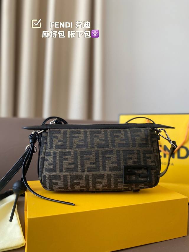 折叠礼盒包装 Fendi 芬迪链条腋下包 可腋下背可斜挎 简约 高级感满满 尺寸:25*15Cm