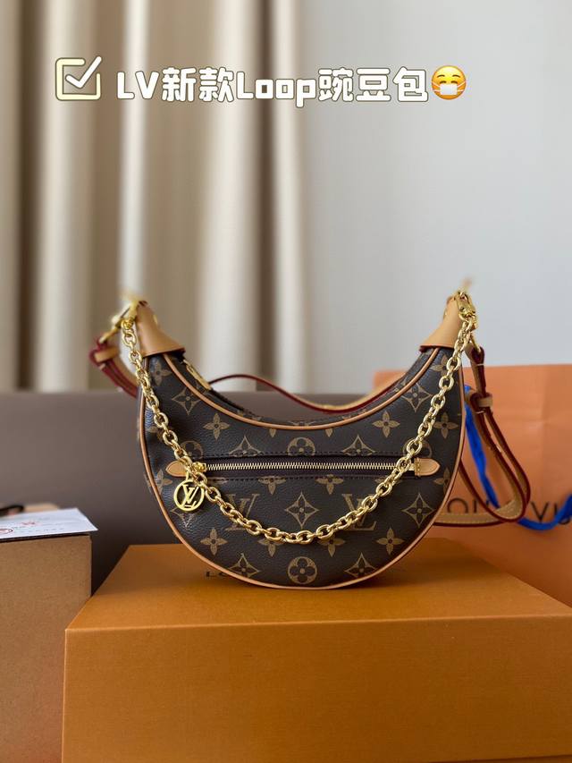 折叠盒飞机盒 Lv路易威登新款loop豌豆包 本身包型就很独特，也叫月亮包 老花设计，肩带可调节～ 腋下背、斜挎，手提都很好看！ 随意搭配，都能让你整体造型提升