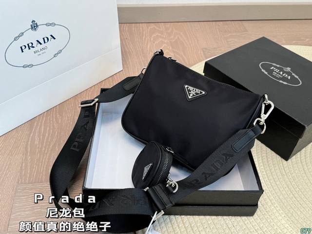 配盒 普拉达prada尼龙包 在时尚中增加柔美感 颜值真的绝绝子 谁看能不心动呢 尺寸 23 17