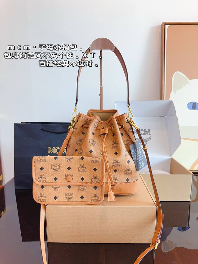 配礼盒 Mcm 抽口水桶包新品 内容超大 物超所值。超千皮系列单肩 斜挎包原单货 高品质 特别实用的一款原版五金logo 对版内里 尺寸：23*12*27Cm