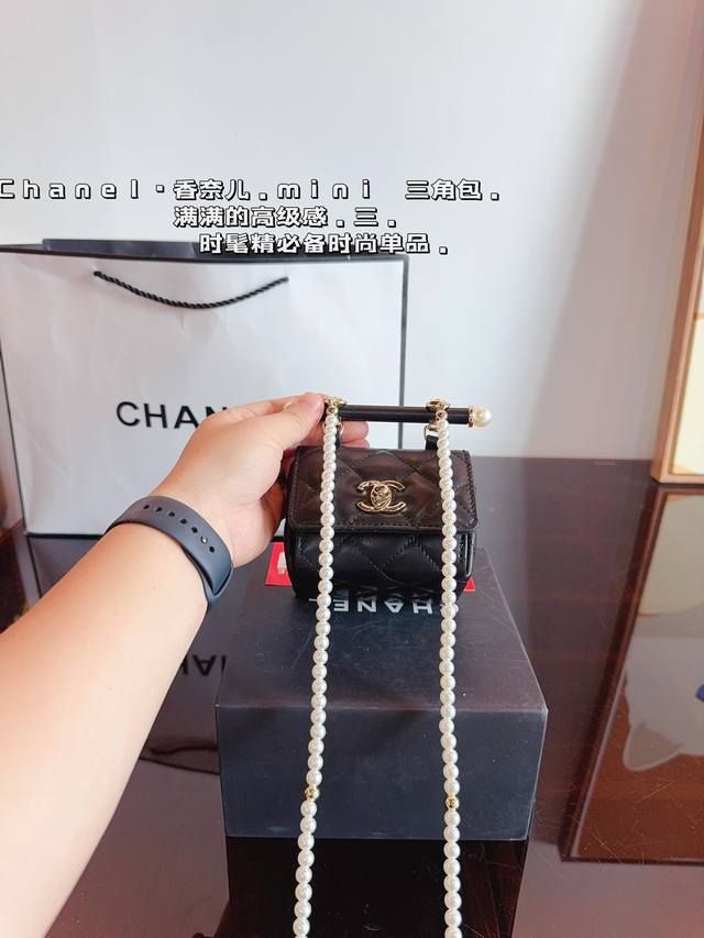 配礼盒. 香奈儿 Chanel 三角珍珠链条口红包. 简约大气风格 更加轻盈 可轻松驾驭各种风格 是每个酷酷女孩必入尺寸： 11*11Cm