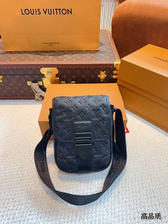 配礼盒 Lv 路易威登2024男士s-Lock 老花斜挎差包手机包 新品 绝绝子了 男士小包 手机包斜挎包背上就是那纯纯帅气男孩 尺寸：16*7*23Cm
