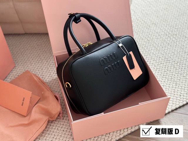 礼盒 Size:25 17Cm Miumiu保龄球 公文包 采用小牛皮 皮质光滑细腻柔软, 棉质缎面衬里。 背起来都很nice 哦 可手拎也可斜挎! 出场就是m 礼盒 Size:25 17Cm Miumiu保龄球 公文包 采用小牛皮 皮质光滑细腻柔软, 棉质缎面衬里。 背起来都很nice 哦 可手拎也可斜挎! 出场就是m