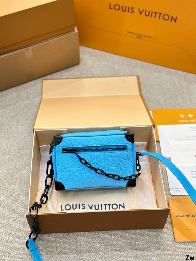 Lvsoft Trunk男女通用的方盒子，简直绝了 。“。Soft Trunk老花盒子包 男装艺术总监virgilabloh为这款softtrunk手袋赋予路易