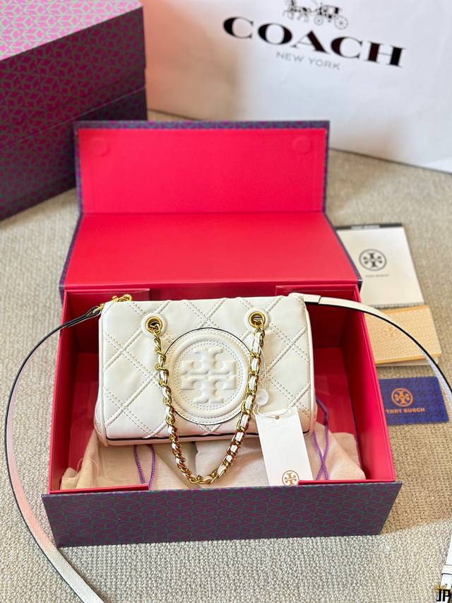 小羊皮 Fleming 羊皮小可爱包包 纳帕小羊皮材质柔软细腻 手感舒适 耐磨 皮穿链设计超级经典实用 自带肩带可背可拎 尺寸18 13Cm 小羊皮 Fleming 羊皮小可爱包包 纳帕小羊皮材质柔软细腻 手感舒适 耐磨 皮穿链设计超级经典实用 自带肩带可背可拎 尺寸18 13Cm