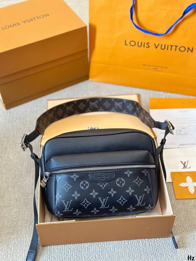 牛皮版本 Lv Outdoor邮差包 规格:L26.0Xh20.0Xw10.5Cm 男包推荐~Iv Outdoor邮差包害 通勤包必备款，真的很推荐这款，可以斜