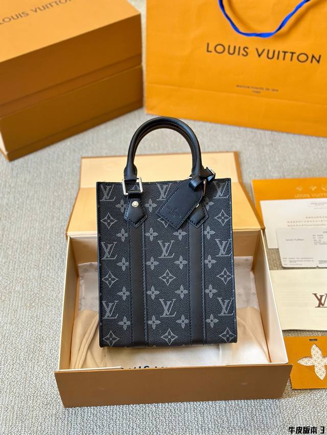 牛皮版本 谁能拒绝 Isacplat琴谱包 ~今年zui洋气时髦的i琴谱包真心好看，夏天小包里面的王炸神xian 款，经典又耐看！虽说是男款，但是女生背上身也非