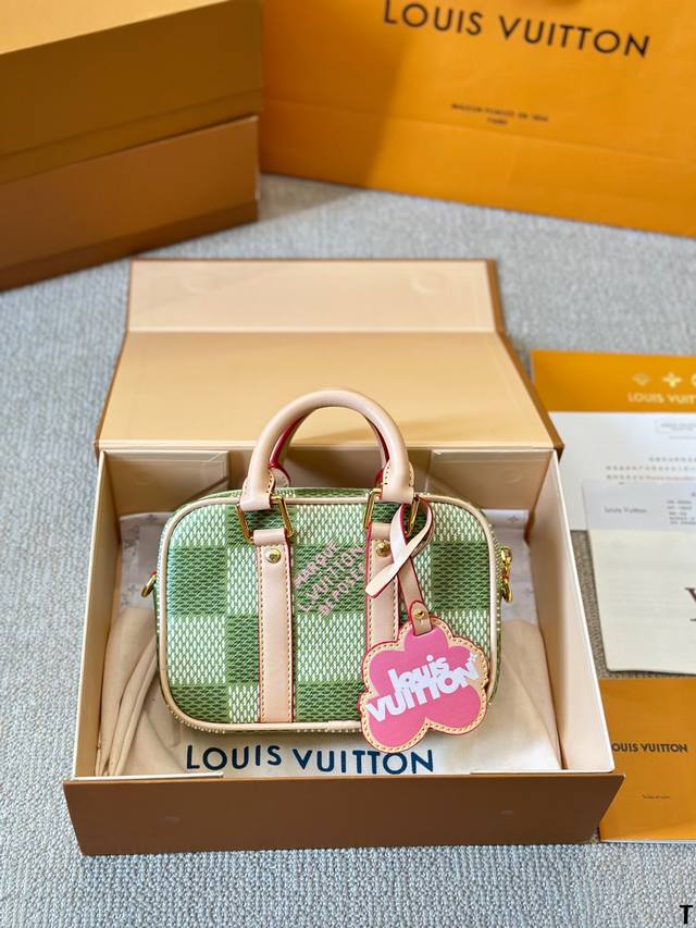 Lv与tyler联名棋盘格 Nano Voyage 相机包 尺寸18 12Cm