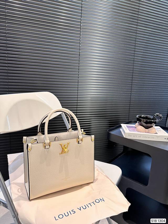 可盐可甜的lock&Go 既低调又时尚高调，Lock&Go谁懂啊！ 因为她背面没有一点logo上班时让背面朝外背。想优 雅高调一点时就把 1Ogo朝外背西西 真