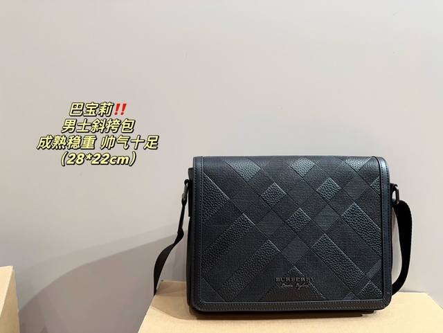 尺寸28.22 巴宝莉男士斜挎包 格调满满，自带一股低调沉稳儒雅的气息！ 版型挺阔，很有型！越用越有沉淀的味道！ 更加低调、沉稳！！ 可单肩可斜挎，不分年龄不分