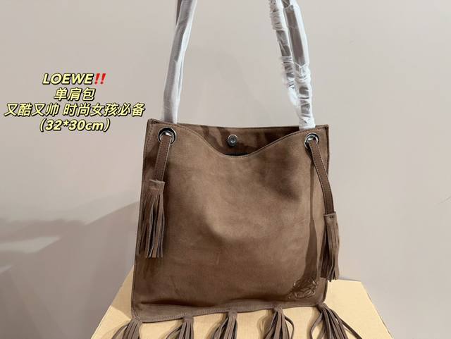 尺寸18.18 Ysl流苏包 简单百搭 颜值高 日常出街首选 潮酷时尚女孩必入款 尺寸18.18 Ysl流苏包 简单百搭 颜值高 日常出街首选 潮酷时尚女孩必入款