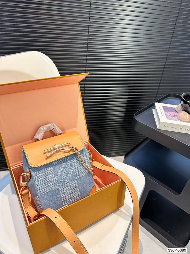 配折叠盒 Lv新款浅蓝牛仔印花系列 美绝啦~ 独特的水洗蓝和随性的造型也太能吸引目光啦~好喜欢这种散发出复古魅力的美感不仅好搭还很实用的哦 尺寸：15 18 货