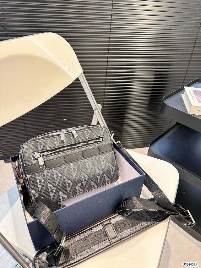 配盒子 迪奥新款 相机包 官网同步 实拍 超级nice 超级有范儿 火爆来袭 超级推荐这一只 小包包大容量 出游或是出街必备款哦 原版五金 出行必入潮品 这只上