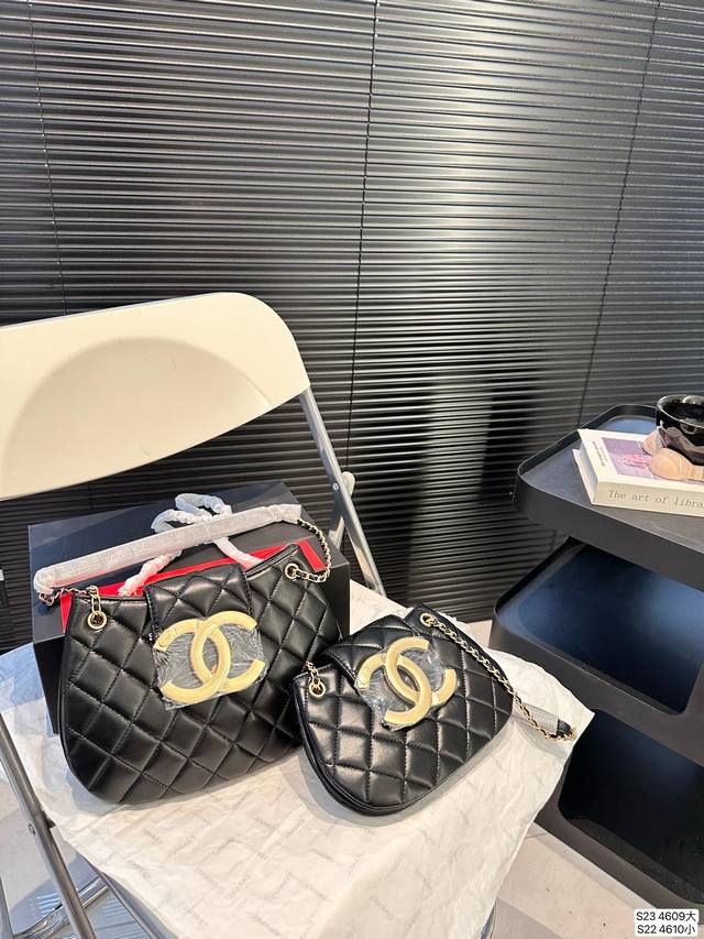 大号 小号 配折叠盒子 香奈儿24C 复古大logo 这个复古大logo 绝对是爱了香奈儿大logo 单肩斜挎都可以 尺寸：大号26 17 小号20 14 货号