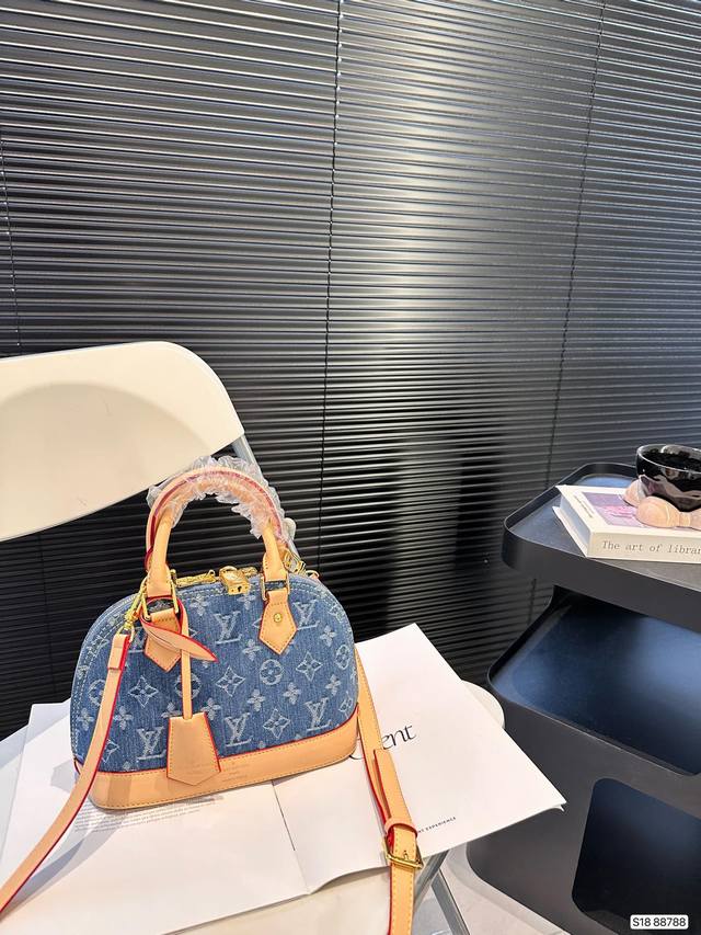 Lv牛仔贝壳包 新款，这款贝壳包一眼就看上，很别致，容量超大超百搭。尺寸23.5 17 货号88788