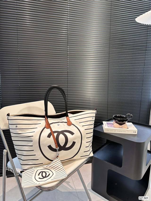 Chanel香奈儿购物袋帆布包安利 人手必备的超大容量托特包 时尚能装超轻 黑白色的经典搭配 灵魂是包包的毛边 太喜欢惹 尺寸42 31 货号501