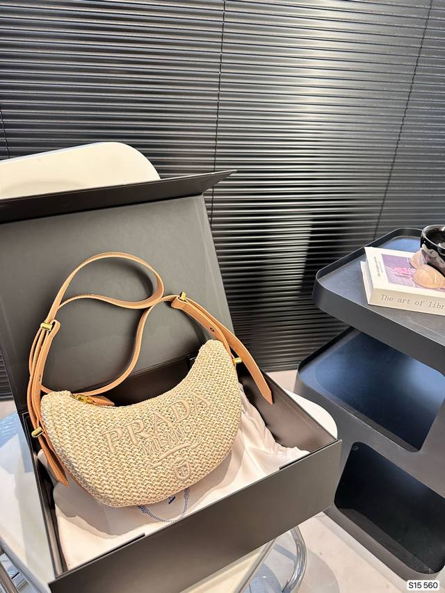 配盒子 普拉达编织相机包 春夏新款包，采用质朴的天然拉菲草，钩针编织，风格甜美又清新～尺寸：22 11 货号560