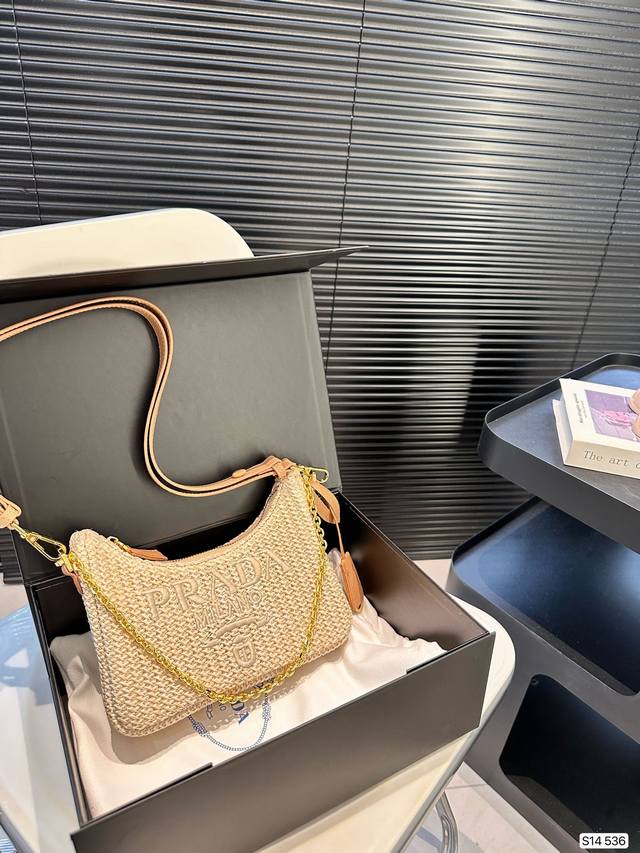 配盒子 普拉达编织腋下包 春夏新款包，采用质朴的天然拉菲草，钩针编织，风格甜美又清新～尺寸：21 11 货号536